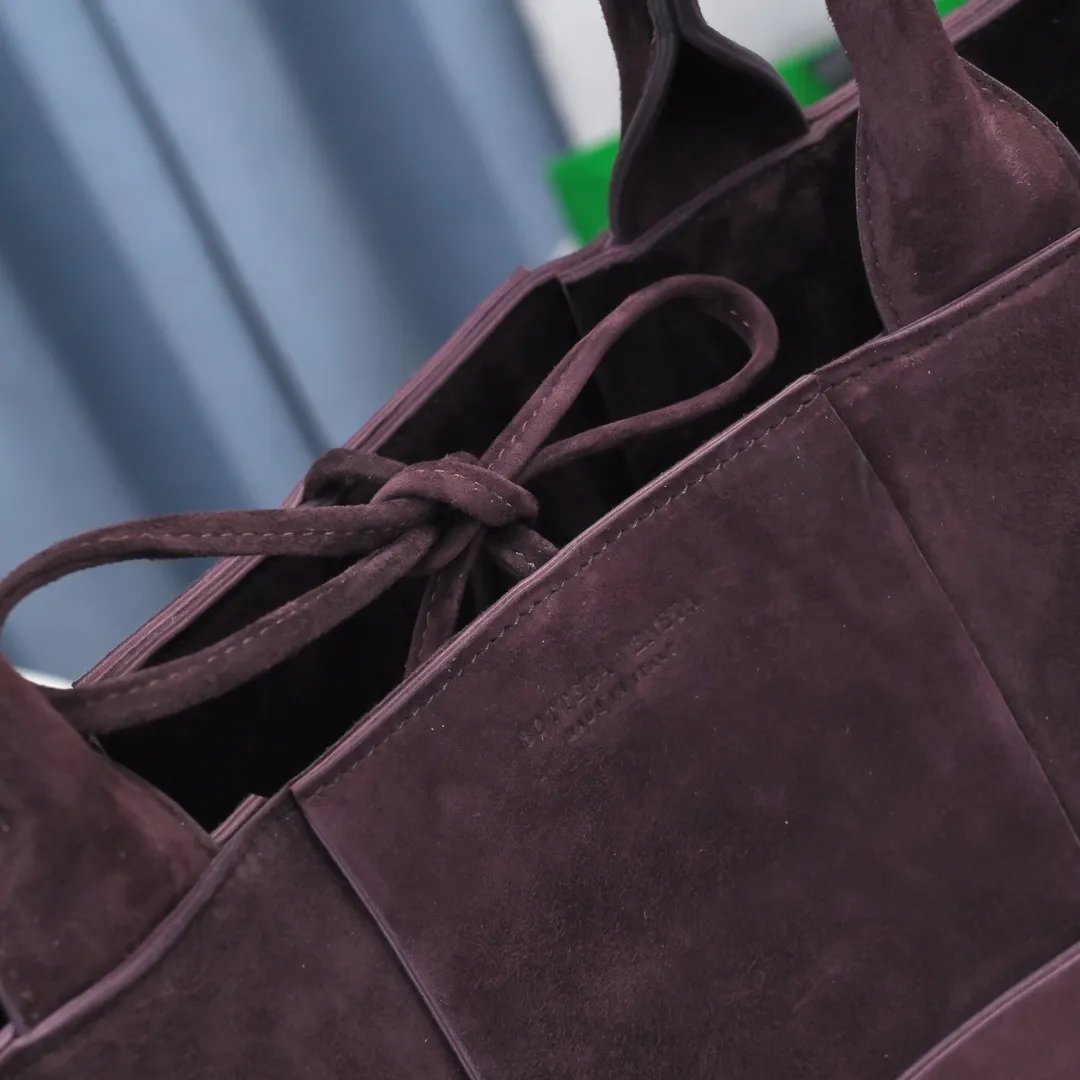 Batch 1960 BottegaVeneta# 🧷Early autumn SLIP tote handbag, the oversized woven design really makes it a huge gap from ordinary tote bags 🔗🔗The interior is matched with leather ⛓Daniel Lee leads the brand's DNA to continue to evolve with fresh inspiration🧬🧬showing a balanced style of luxury and reality👉Size: 36*24*12【9892#】Deer Leather